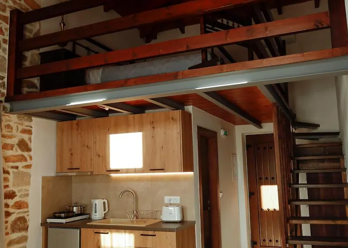 מלון דירות Annousa's House & 4*